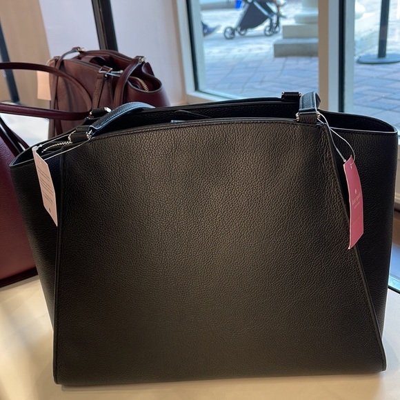 Kate Spade Brim Laptop Tote 

COLOR:
Black - Picture 15 of 16